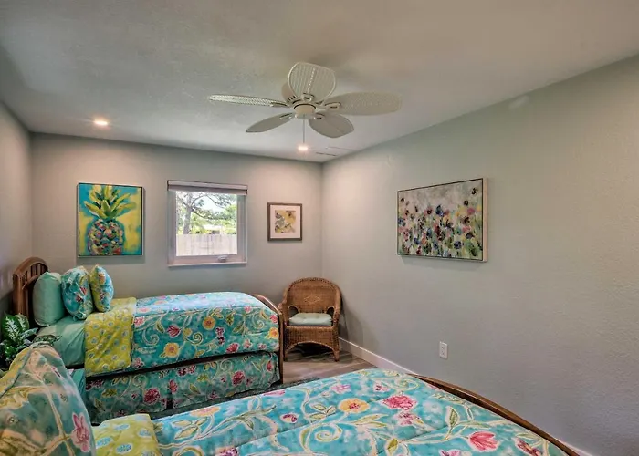 Tasteful Home With Patio And Grill Less Than 2 Mi To Beach!