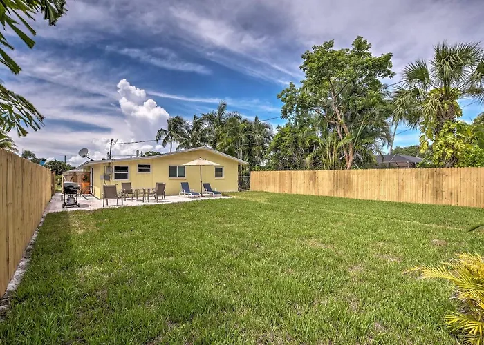 Tasteful Home With Patio And Grill Less Than 2 Mi To Beach!